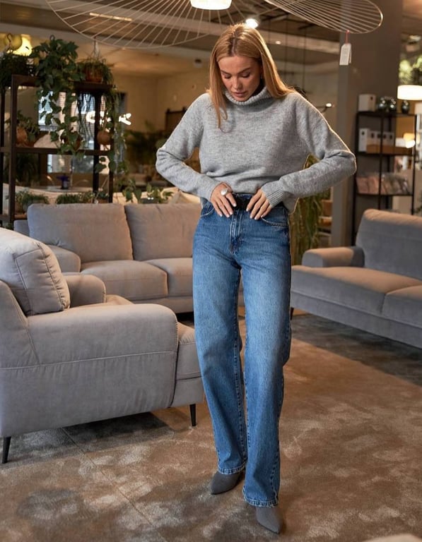 Прямі джинси мають бути у кожної