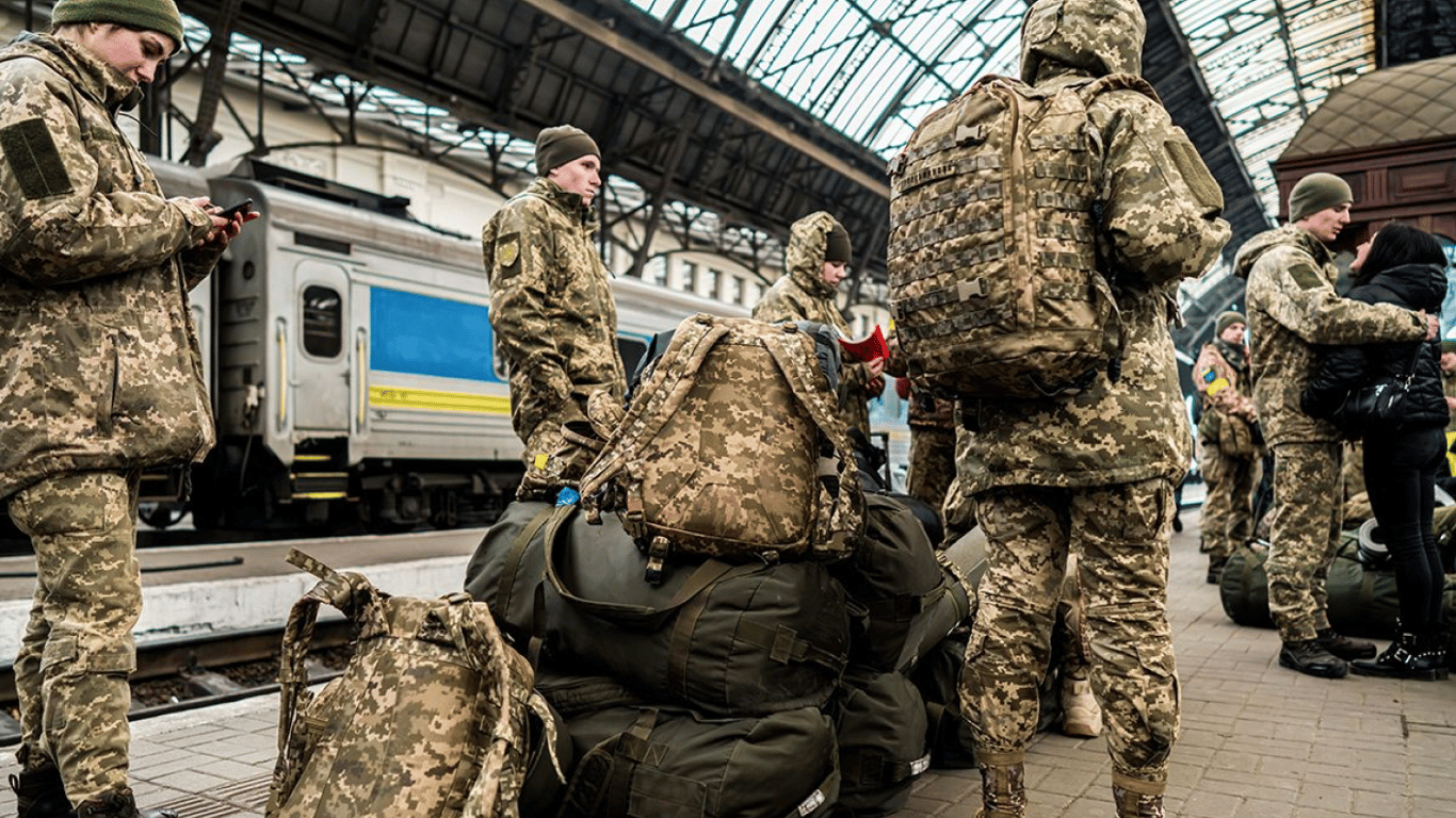 Мобілізація в Україні - військовозобов&#39;язаних чоловіків закликали з&#39;явитися до ТЦК без повістки