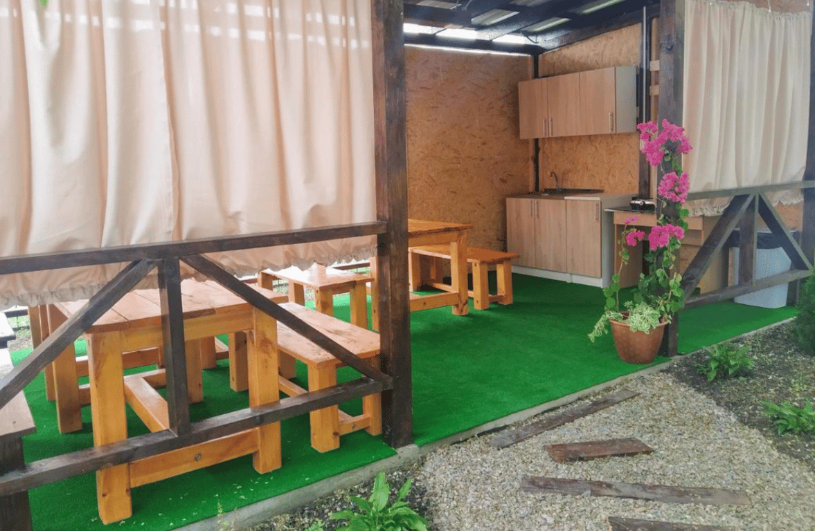 Альтанка на базі відпочинку. Фото: booking.com