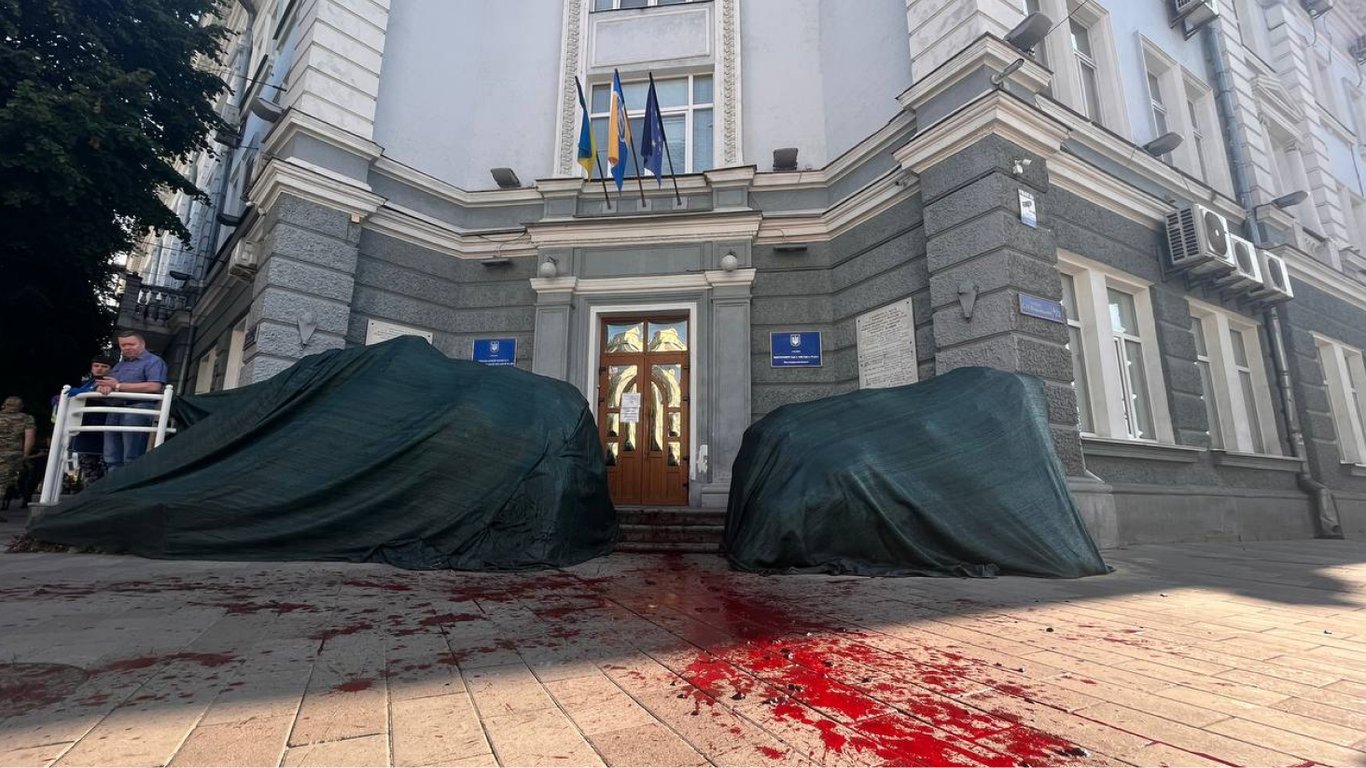 Протест проти дорогоцінної бруківки та плитки: вхід до міськради Житомира облили "кров'ю"