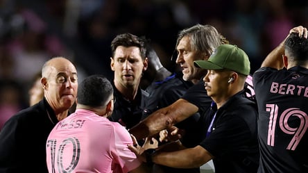 Болельщики чуть не травмировали Месси прямо на поле — что произошло - 285x160