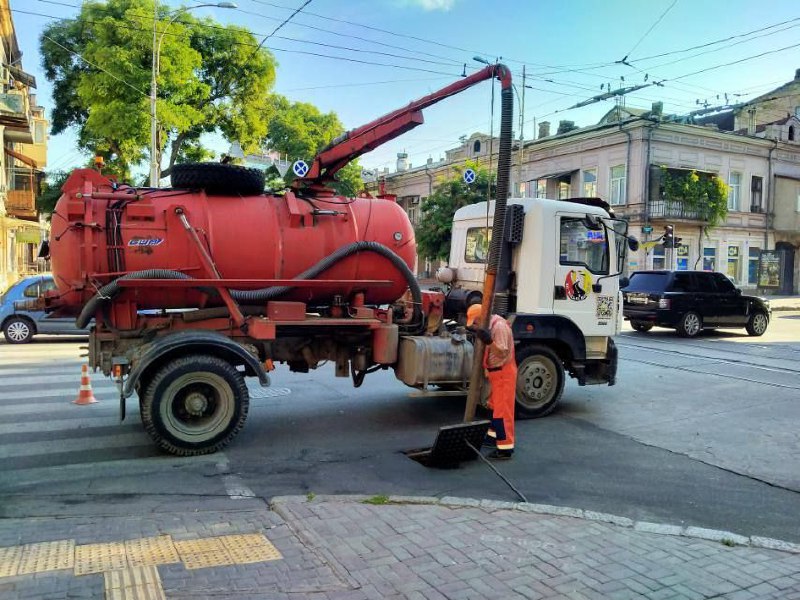 Комунальники працюють на дорогах Одеси. Фото: КП "Міські дороги"