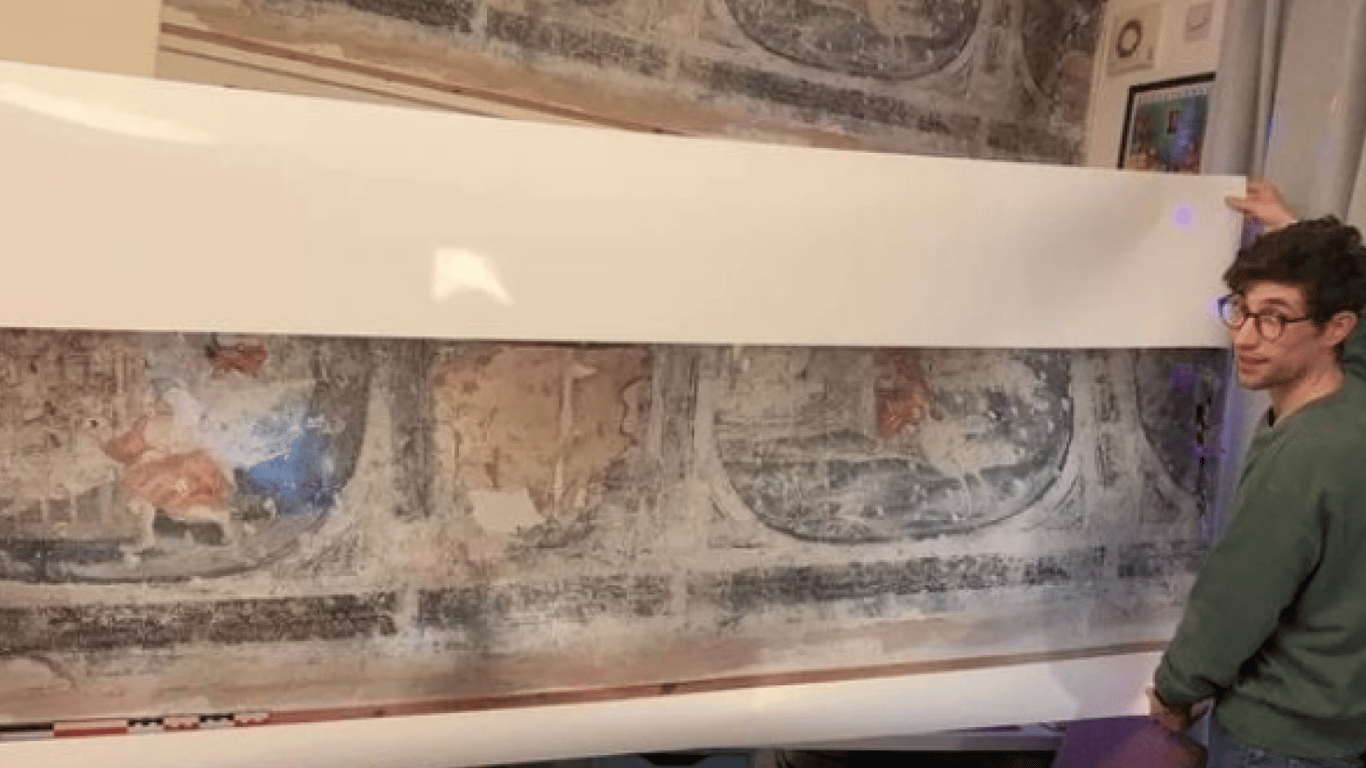 В Британии мужчина обнаружил 400-летние фрески во время ремонта