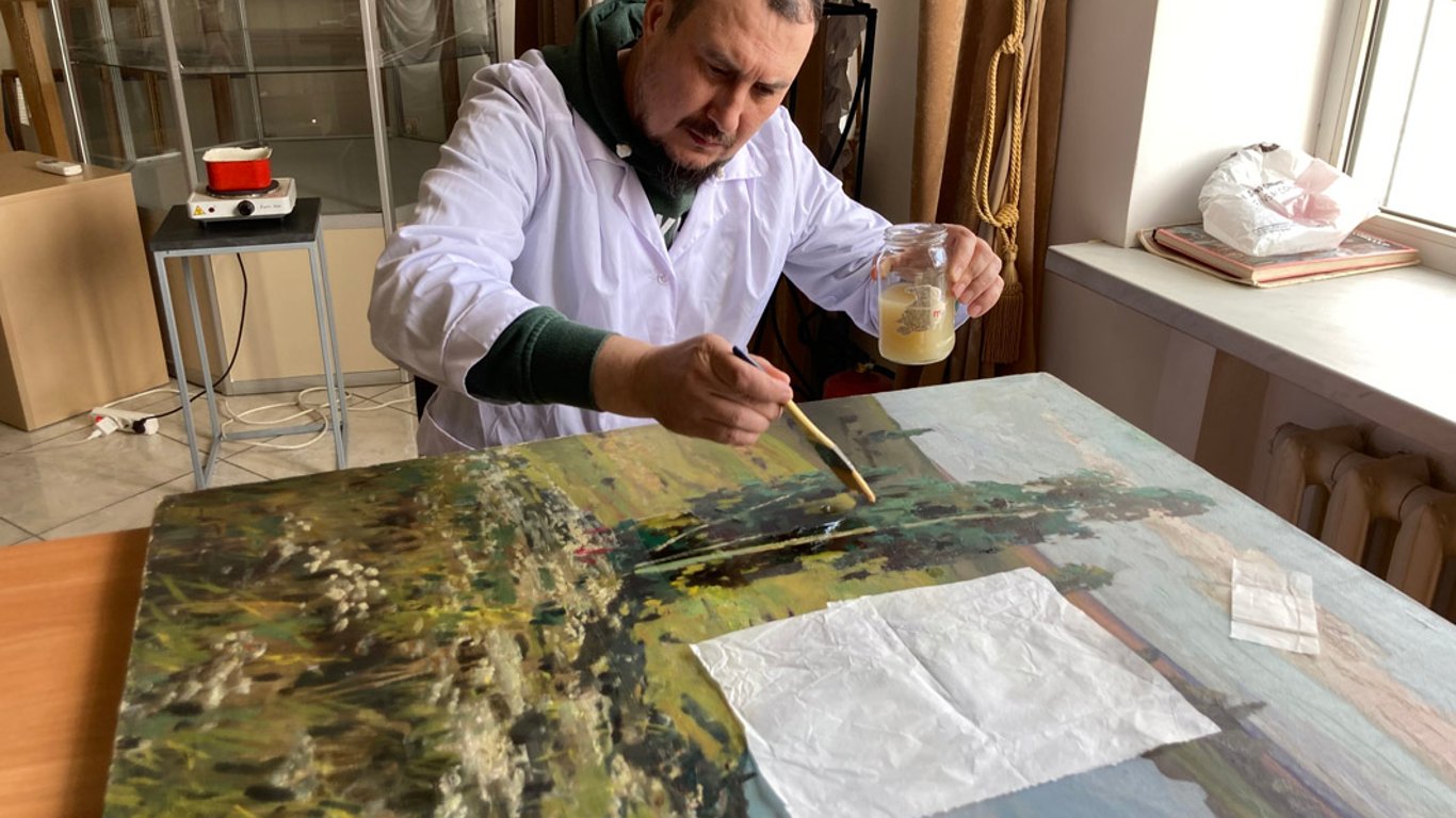 Одесские специалисты реставрировали произведения станковой живописи