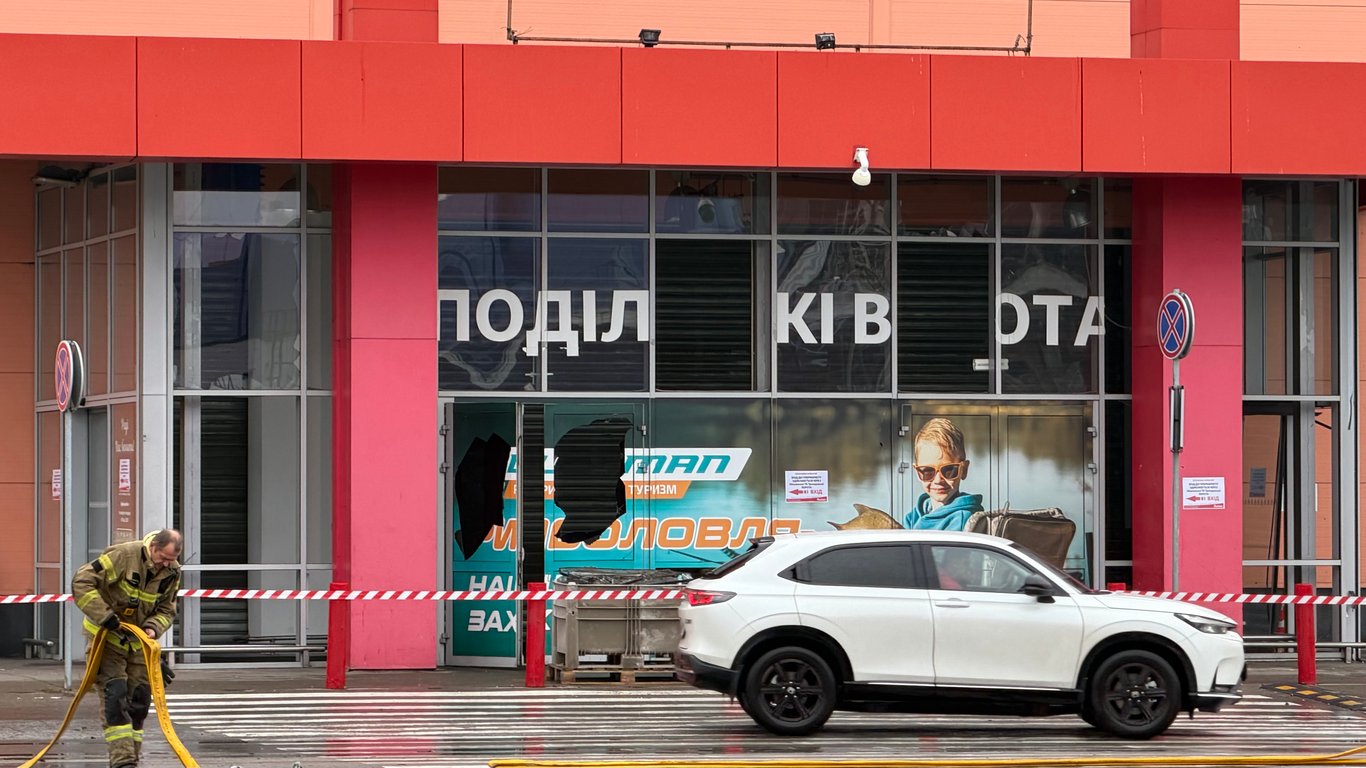 Наслідки російського удару по торговельному центру 