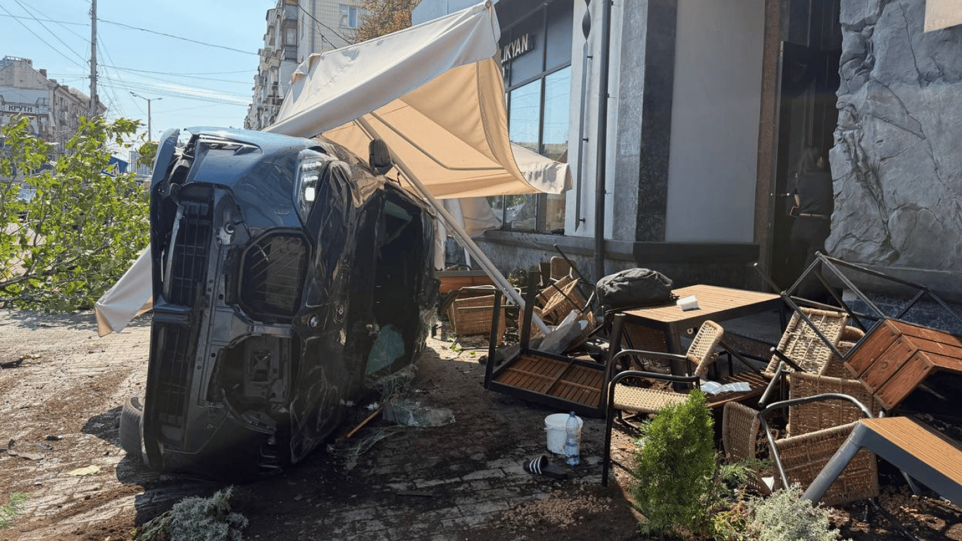 У Києві біля метро "Палац Україна" авто в'їхало в терасу закладу