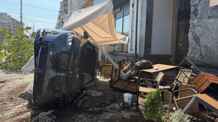 У Києві біля метро "Палац Україна" авто в'їхало в терасу закладу - 304x171