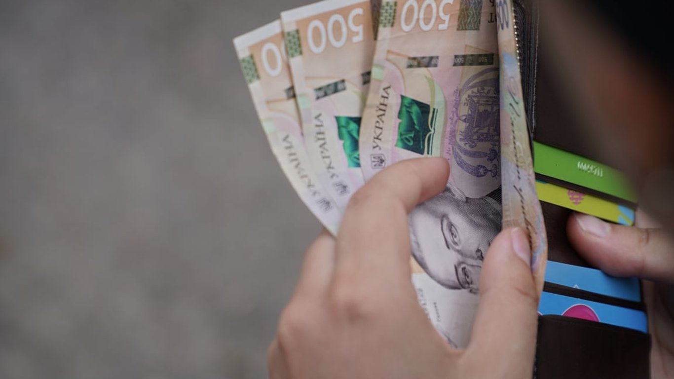 Скільки заробляють розпорядники корупційним майном в Україні, або які зарплати у керівників АРМА - 250x140