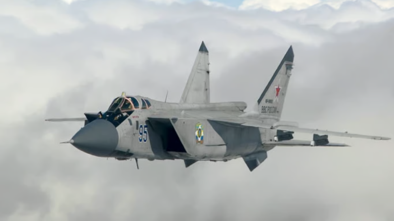 На Хмельниччині пролунали вибухи: РФ запускала ракету з МіГ-31К