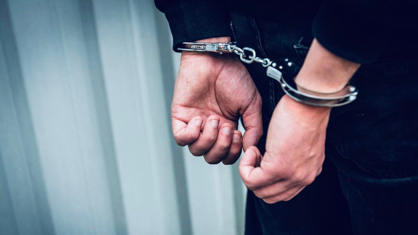 В Сумах задержали правоохранителя, склонившего к половому контакту несовершеннолетнюю