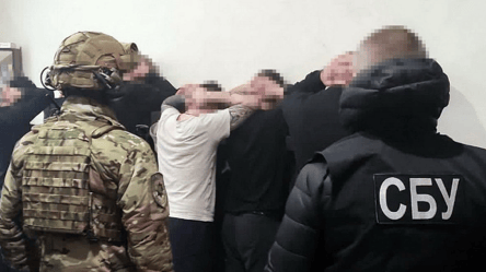В Житомире разоблачили заключенного, который выманивал деньги у родственников военнопленных - 290x166