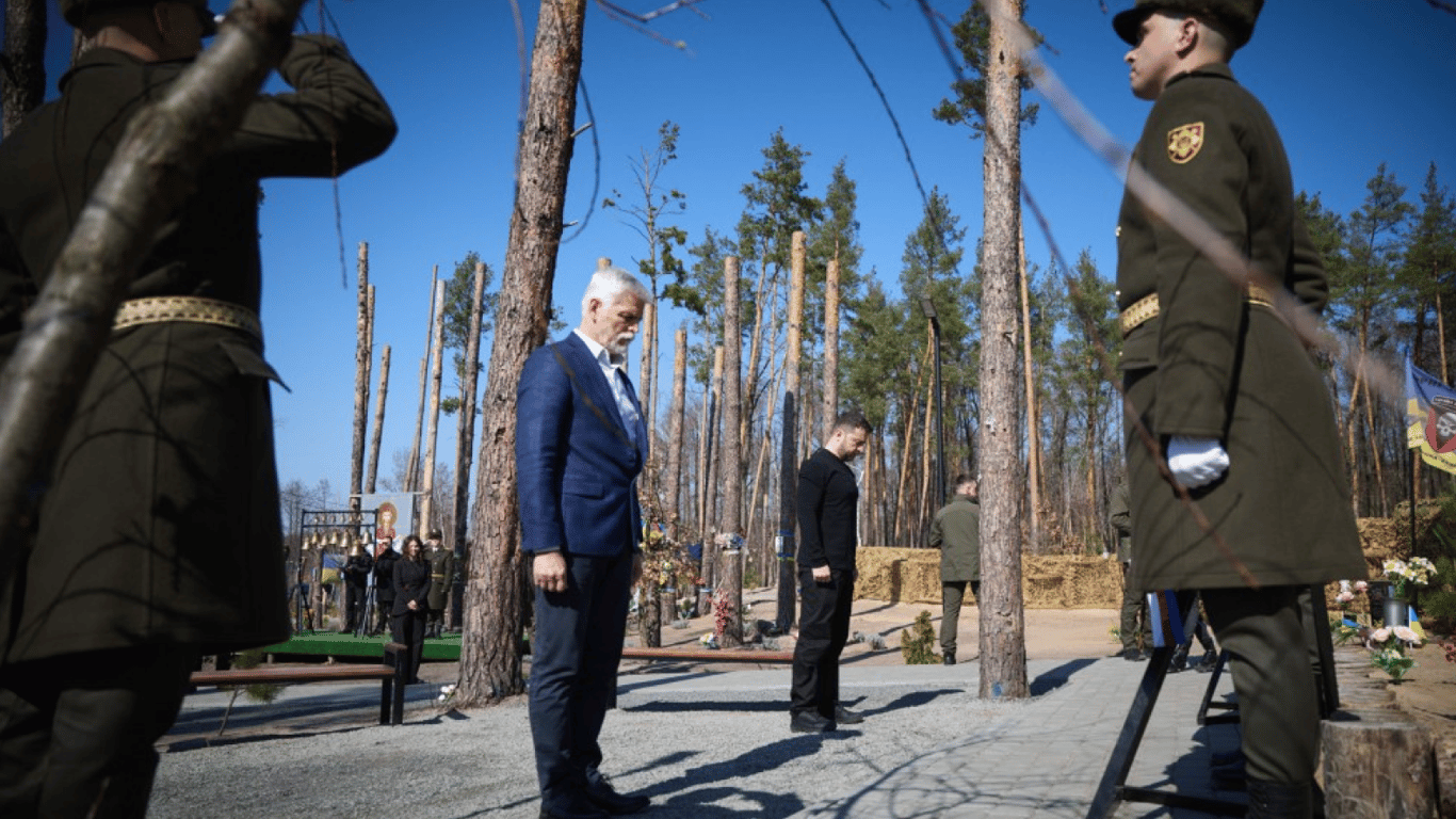 Президенти України та Чехії відвідали Мощун, де вшанували пам’ять загиблих воїнів