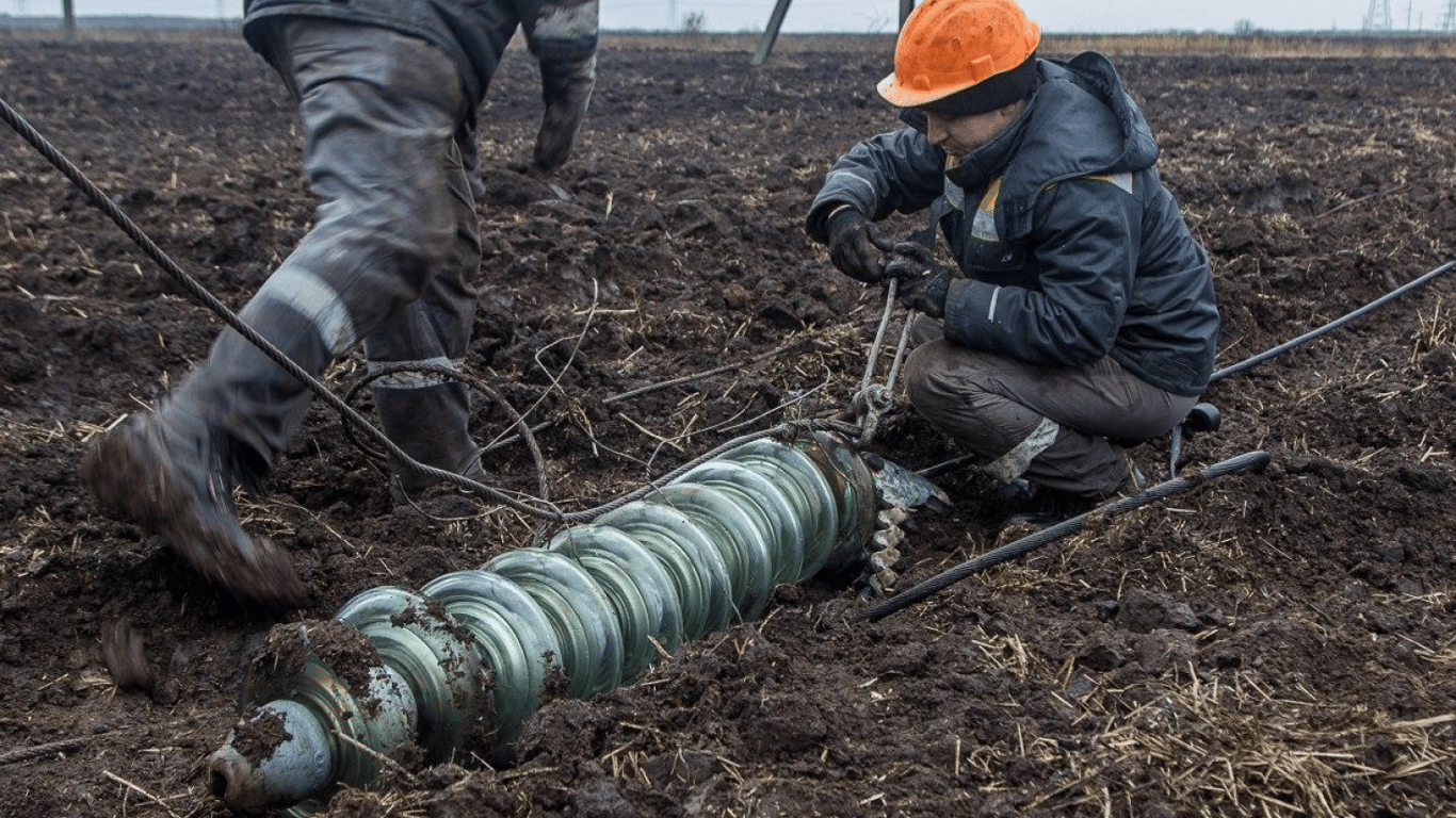 Атаки на енергооб'єкти — чому енергетики відновлюють об'єкти через два дні