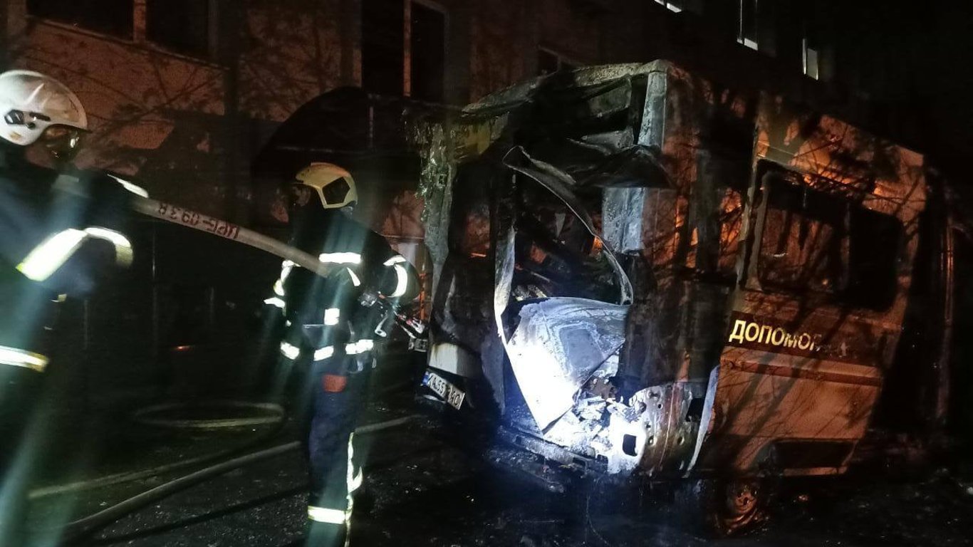 Пожежа на території Олександрівської лікарні у Києві: є загибла