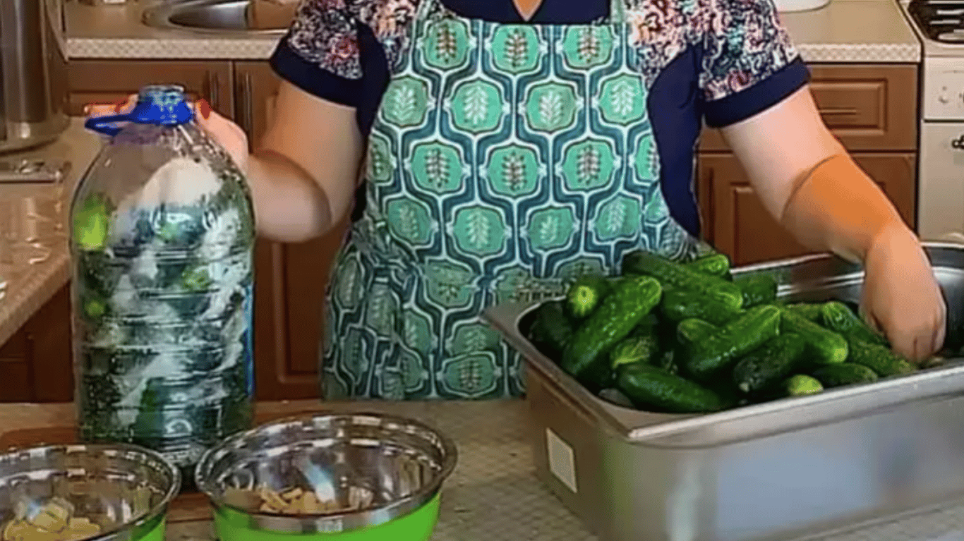 квашені огірки в пляшках