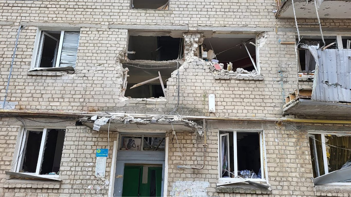 Россияне обстреляли частный дом и многоэтажку в Харьковской области