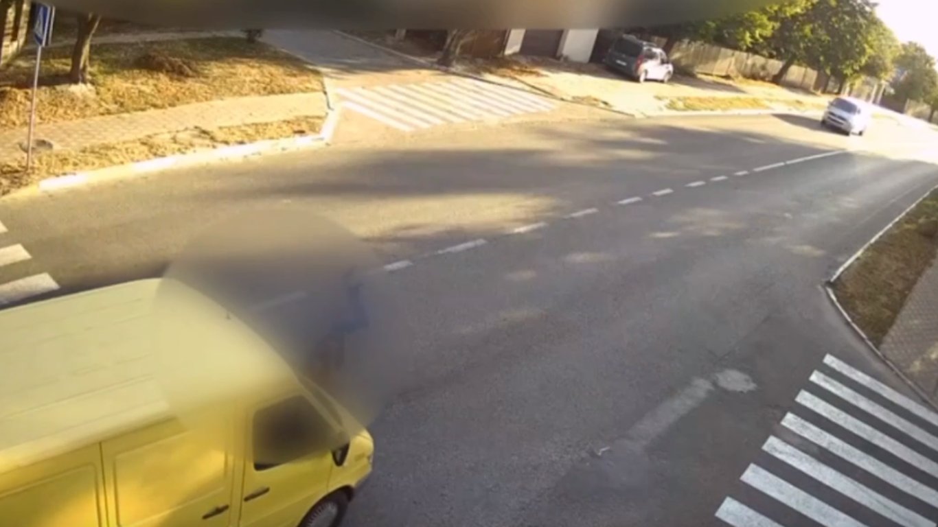 На Київщині водій буса збив на пішохідному переході чоловіка: відео