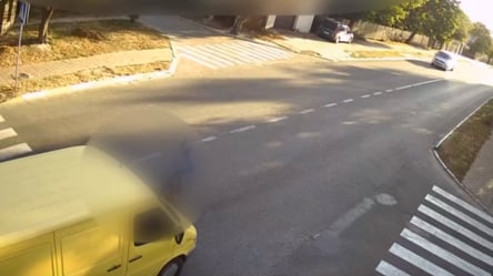 На Київщині водій буса збив на пішохідному переході чоловіка: відео - 285x160
