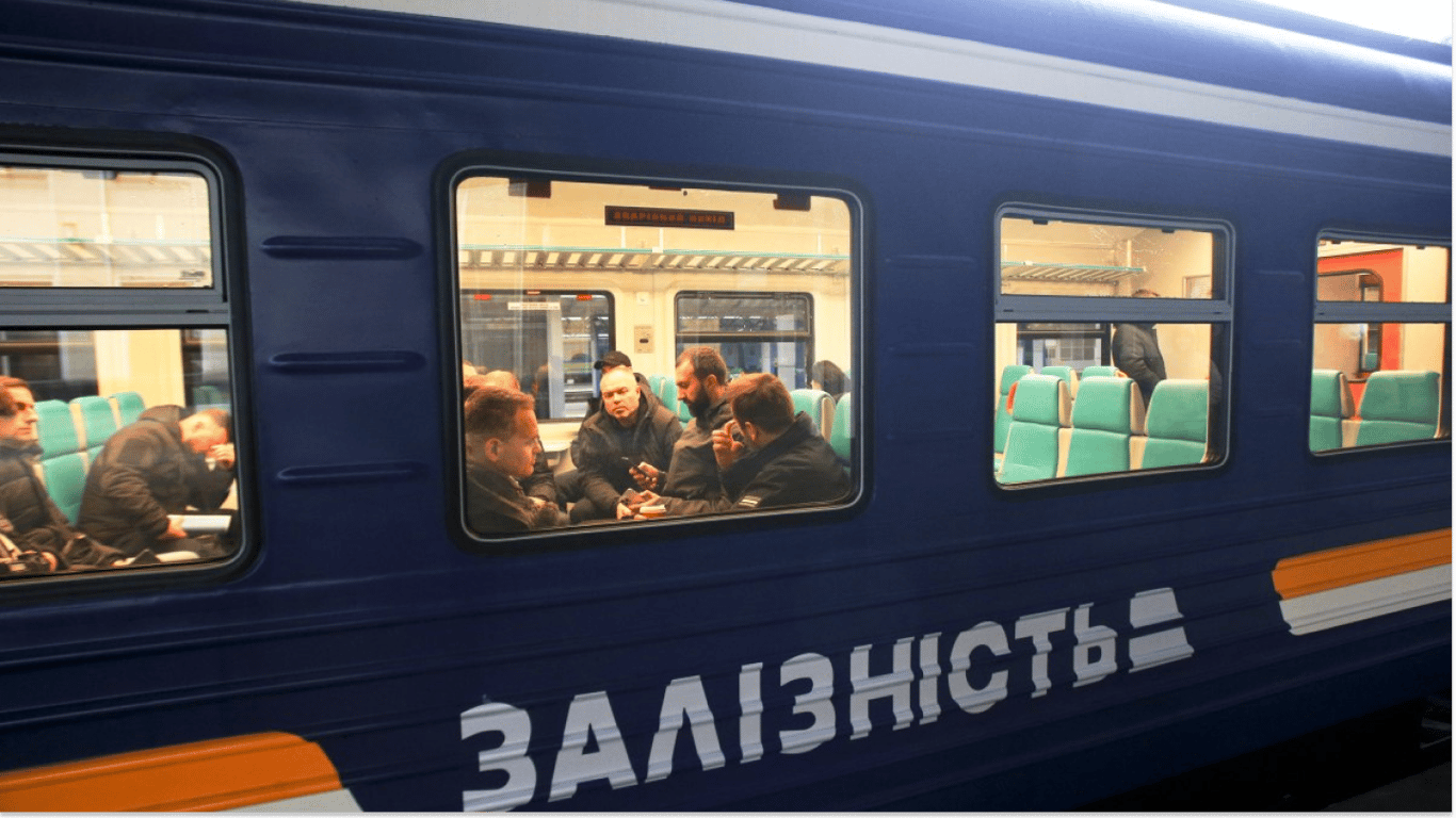 Поезда Укрзализныци продолжают курсировать в объезд: что известно