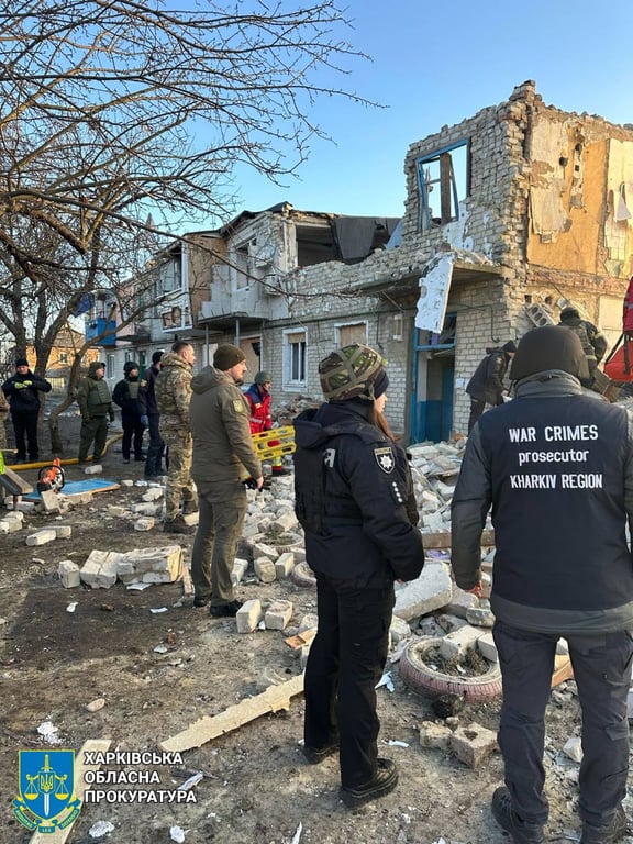Правоохранители возле разрушенного дома