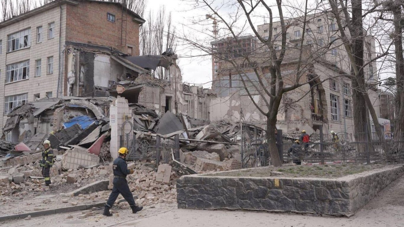 В результате российской атаки на Киев была разрушена часть Академии им. М. Бойчука