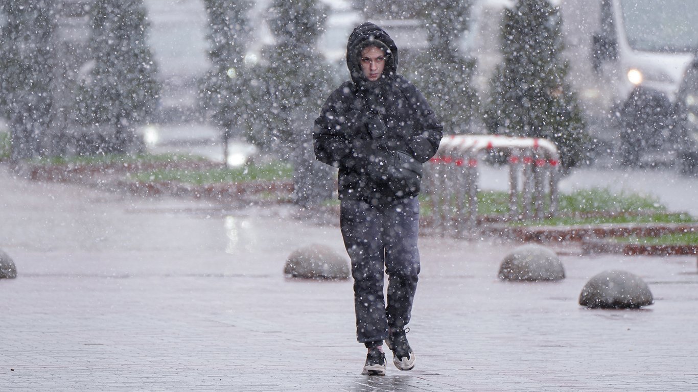 Сильний вітер і мокрий сніг: у яких регіонах завтра буде найхолодніше