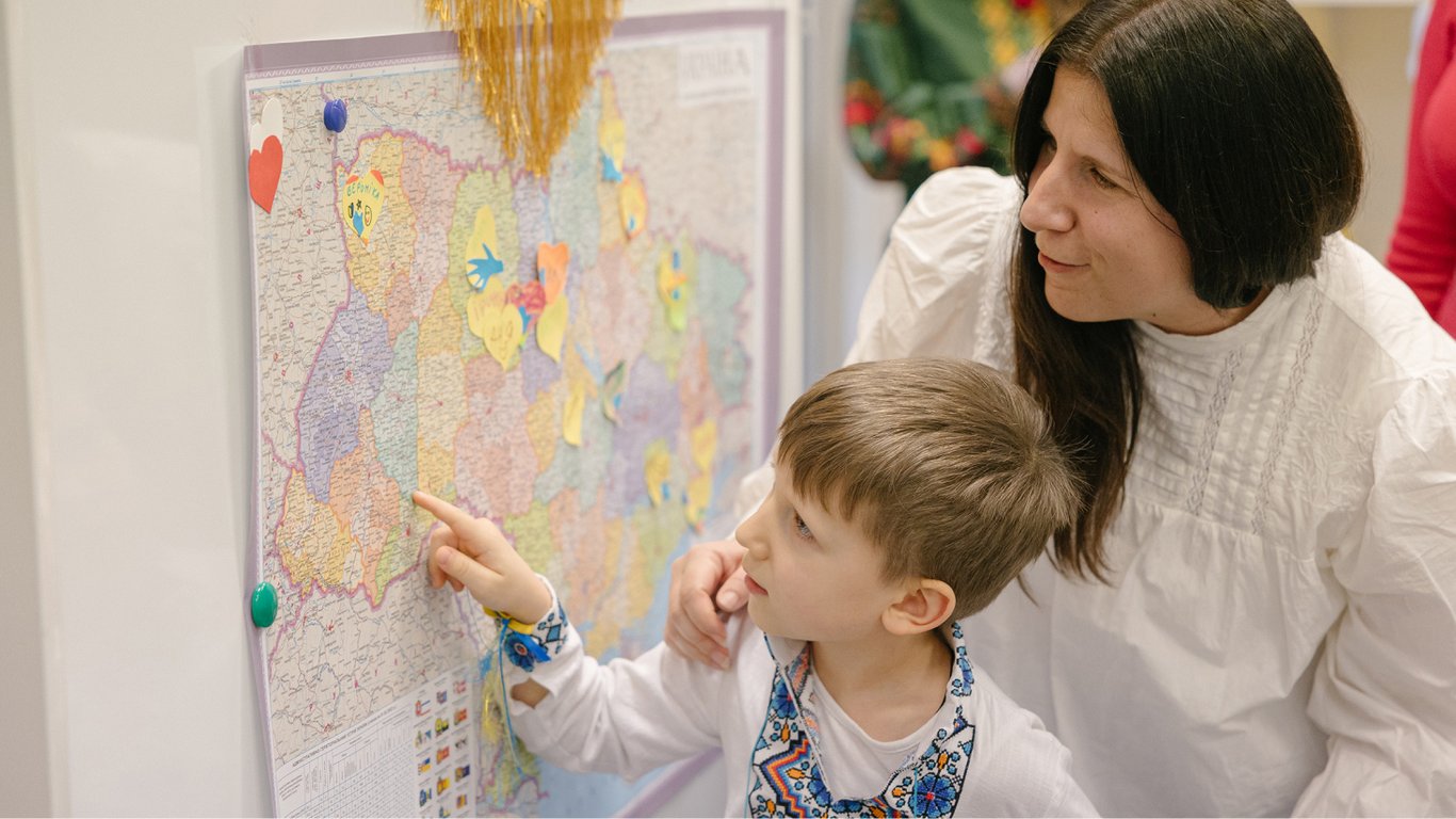 "Children Hub — это как маленький уголок Украины": как мама с сыном находят утешение, спасаясь от войны в Варшаве