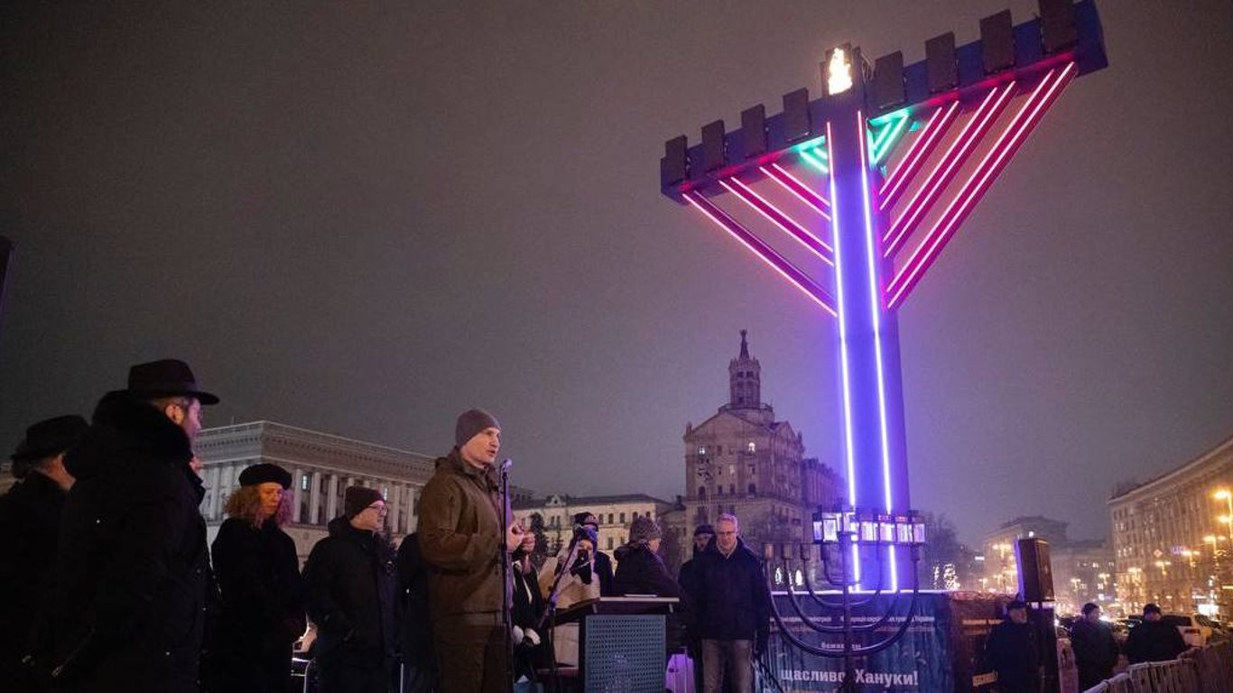 В центре Киева зажгли свечи на Ханукальной Меноре