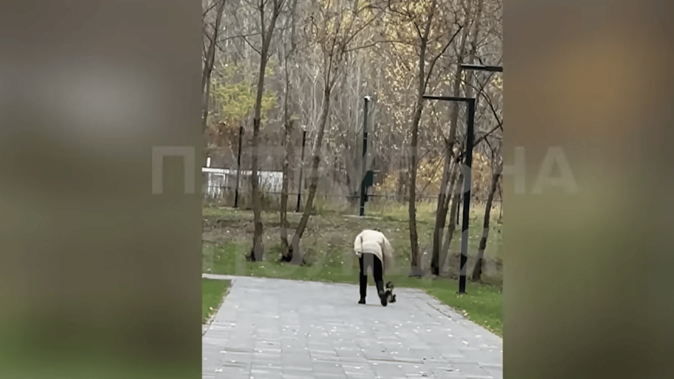 В Киеве неадекватный мужчина издевался над своей собакой прямо на улице