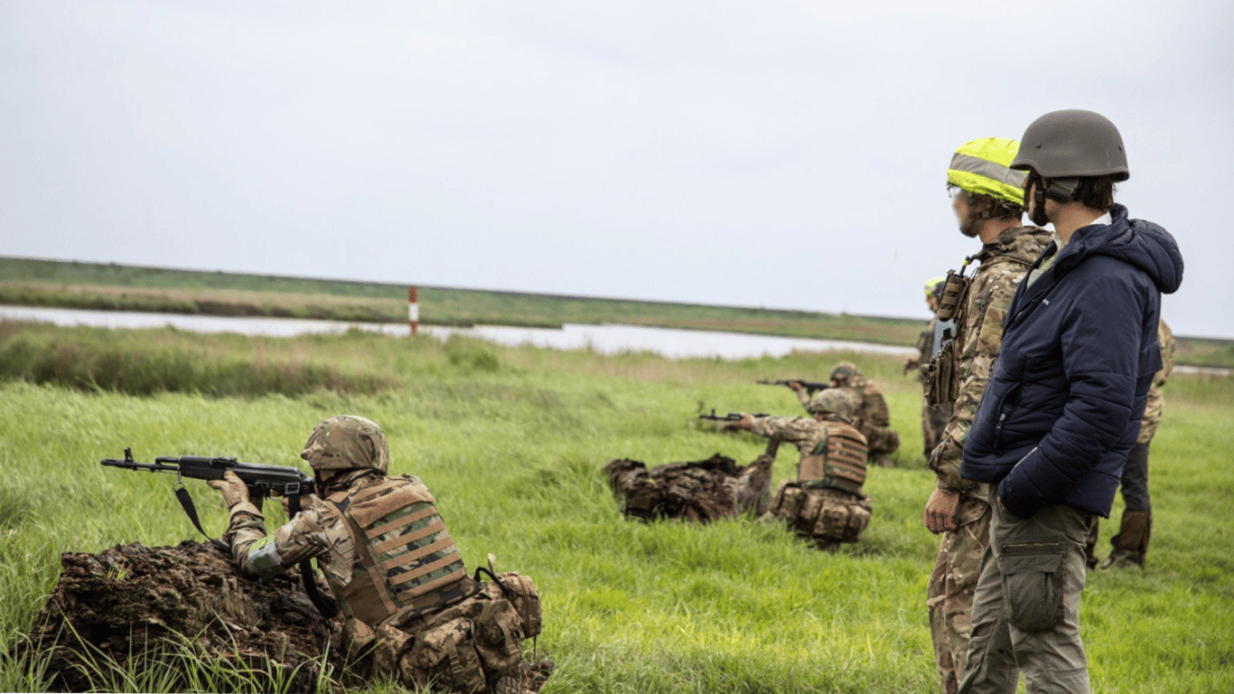 Українські військові, які щойно приєдналися до лав ЗСУ, проходять навчання за кордоном