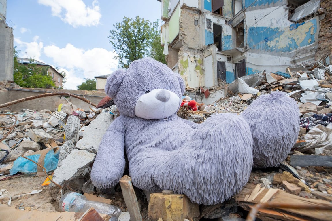 Зруйнований під'їзд багатоповерхівки. Фото: КМДА