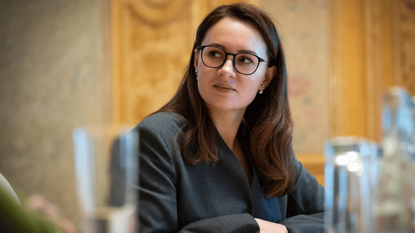 Кабмін дозволив виїзд за кордон для всіх жінок