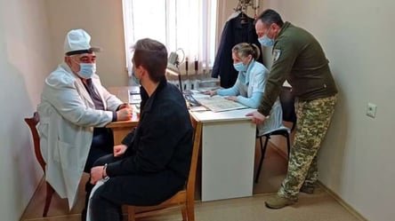 В Киеве заведующий больницы выдавал уклонистам фиктивные справки об инвалидности — его будут судить - 290x166