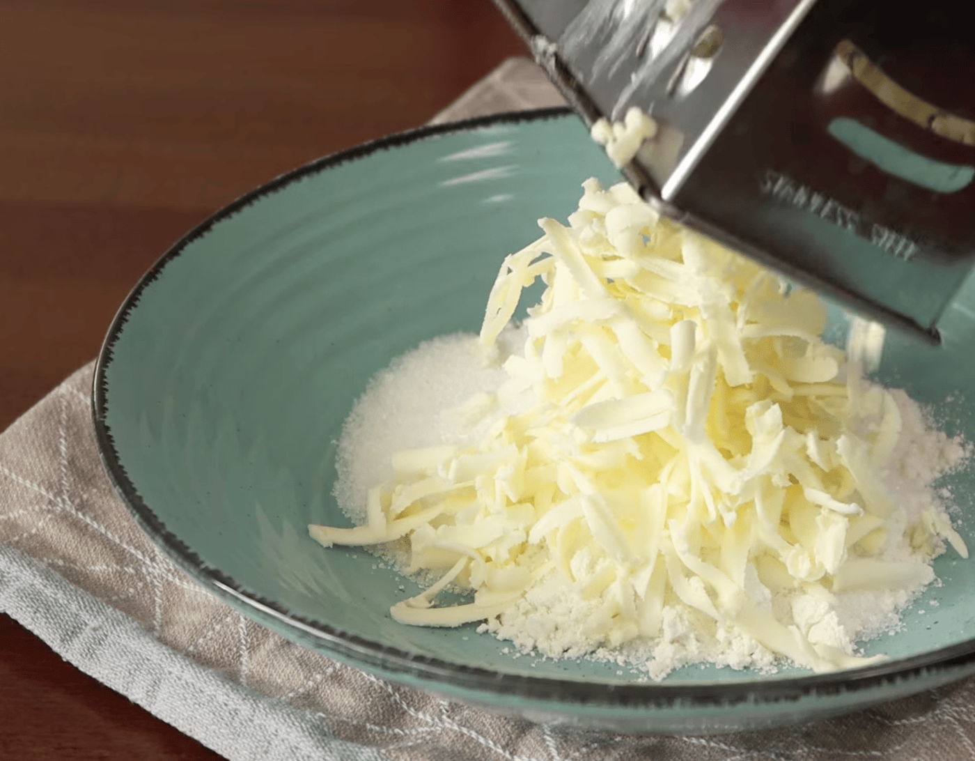 Полуничний пиріг з посипкою - рецепт