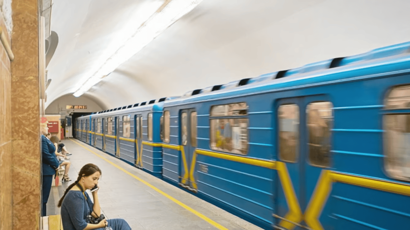 У Київському метрополітені чоловік дивом лишився живим після падіння на рейки