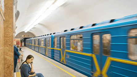 В Киевском метрополитене мужчина чудом остался жив после падения на рельсы - 285x160