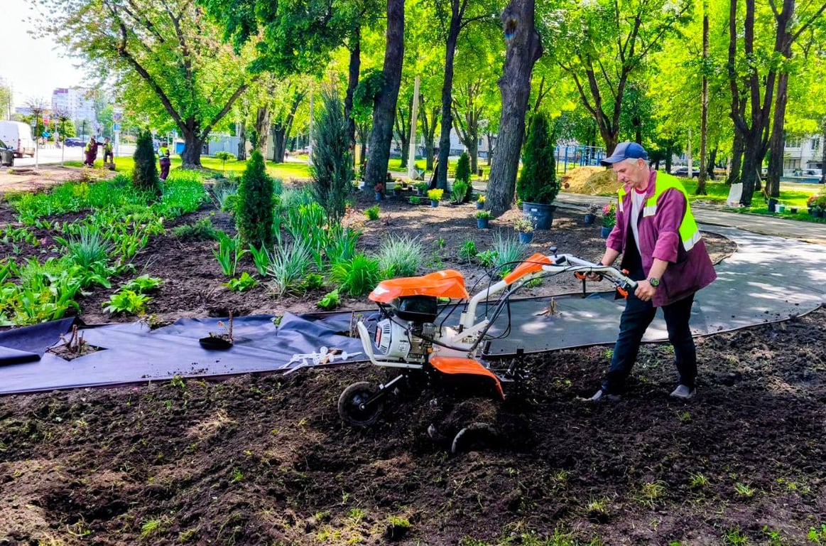 Чоловік з ручним трактором