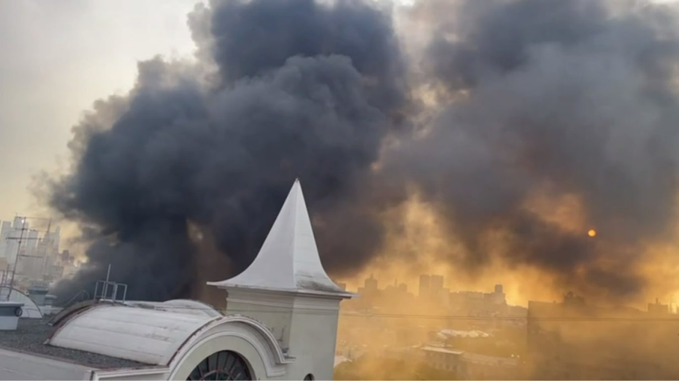 В центре Москвы произошел масштабный пожар: дымом затянуло здание правительства