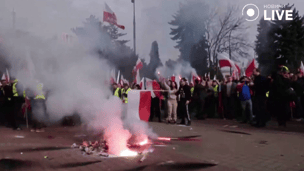 Масштабные митинги в Варшаве — фермеры применили сигнальные ракеты и дым - 285x160