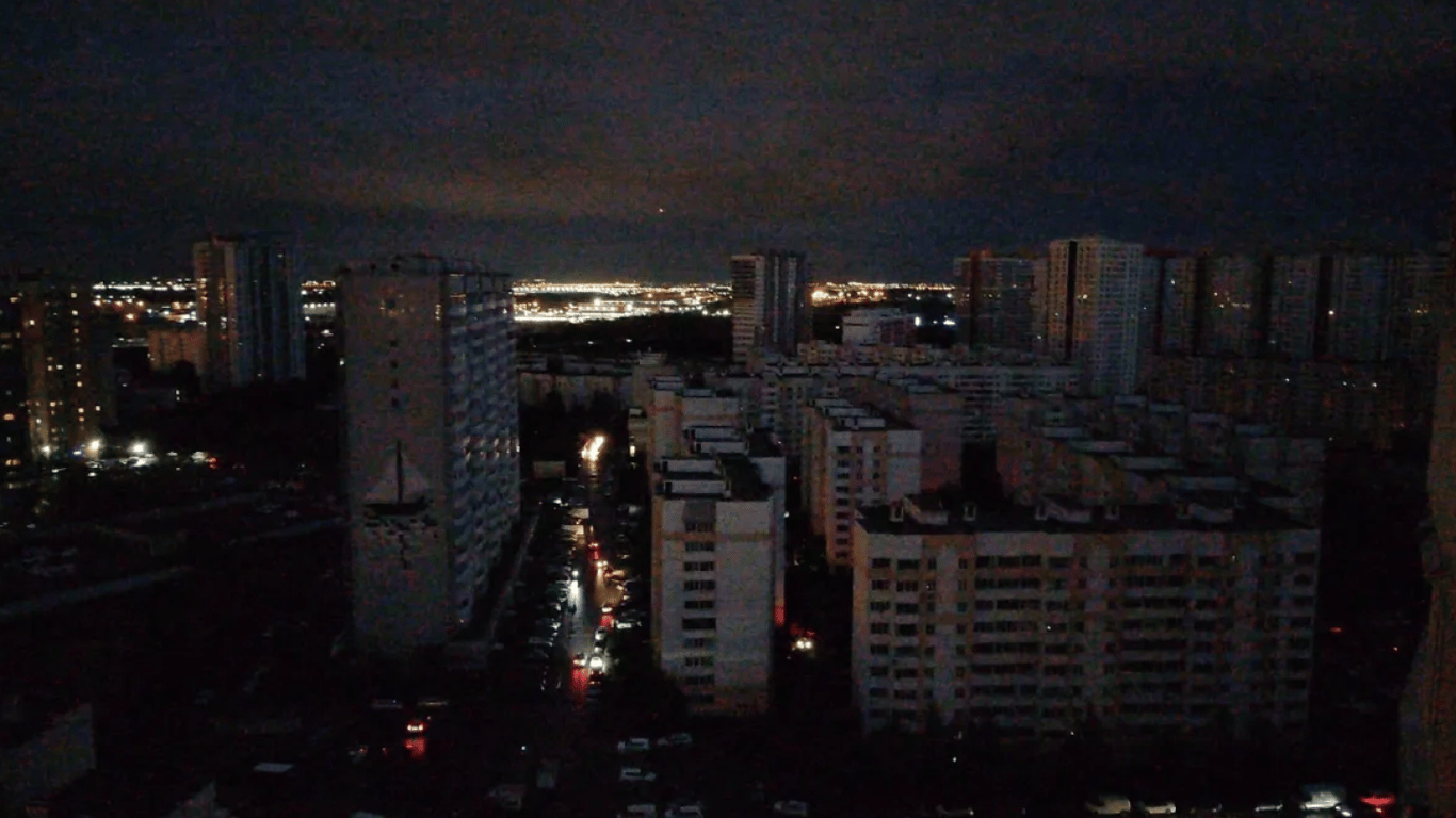 Санкт-Петербург поринув у темряву: жителі міста чули вибухи
