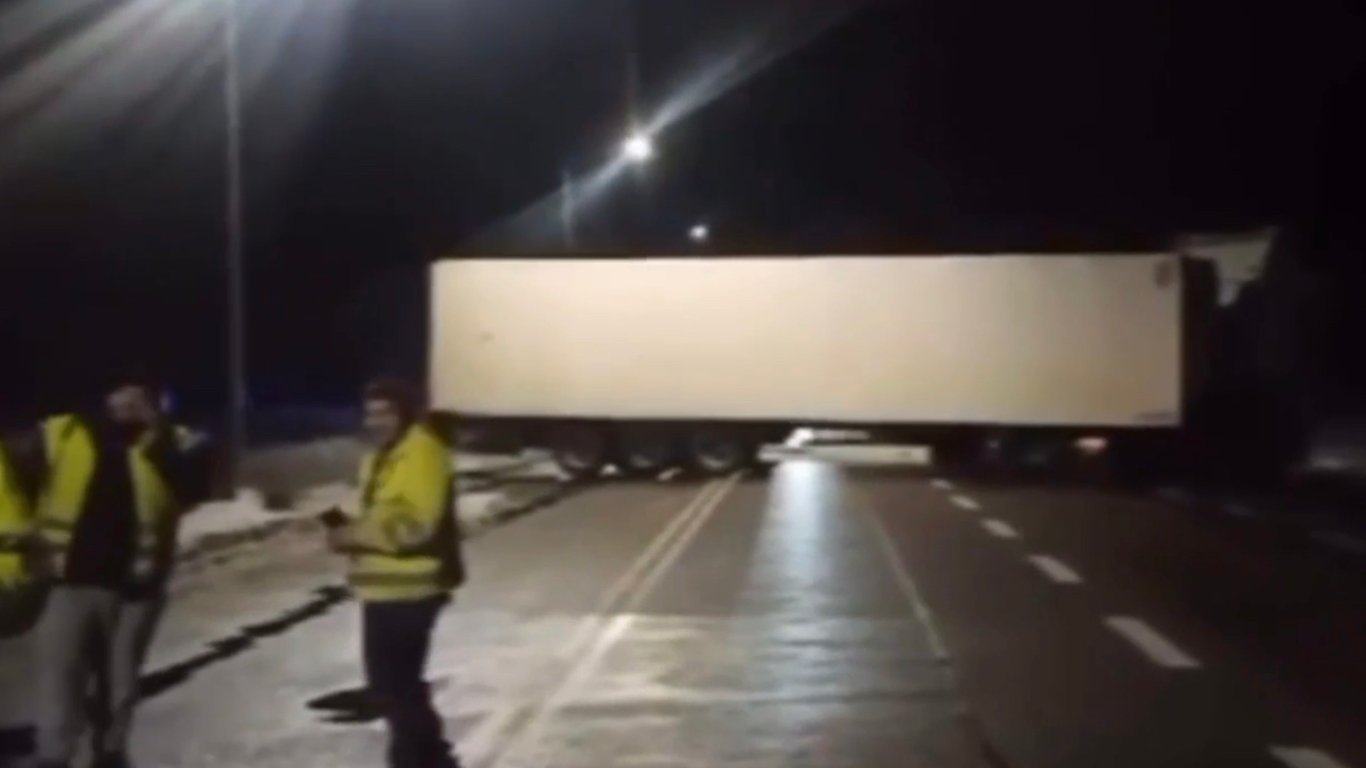 Польські перевізники знову заблокували рух вантажівок на кордоні