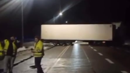 Польські перевізники знову заблокували рух вантажівок на кордоні - 285x160