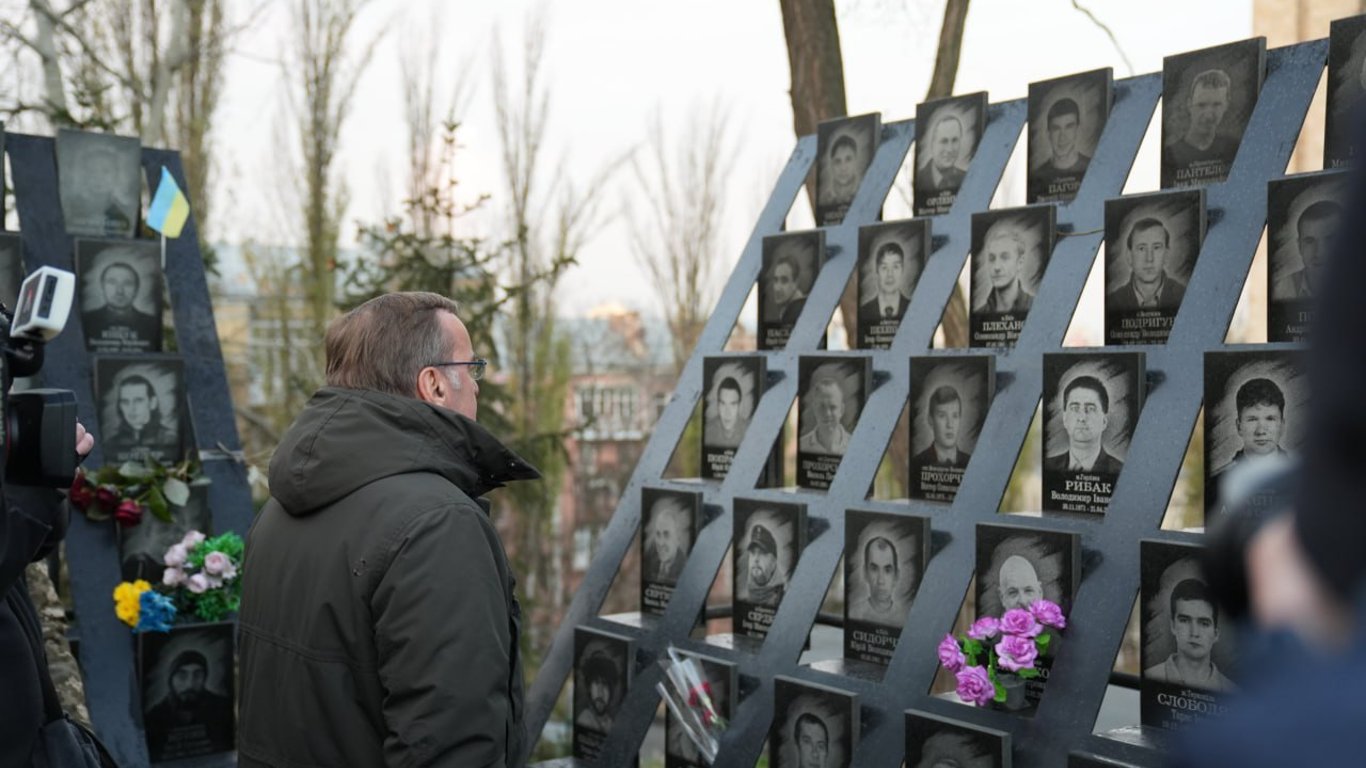 Глава минобороны Германии в Киеве почтил память "Небесной сотни"