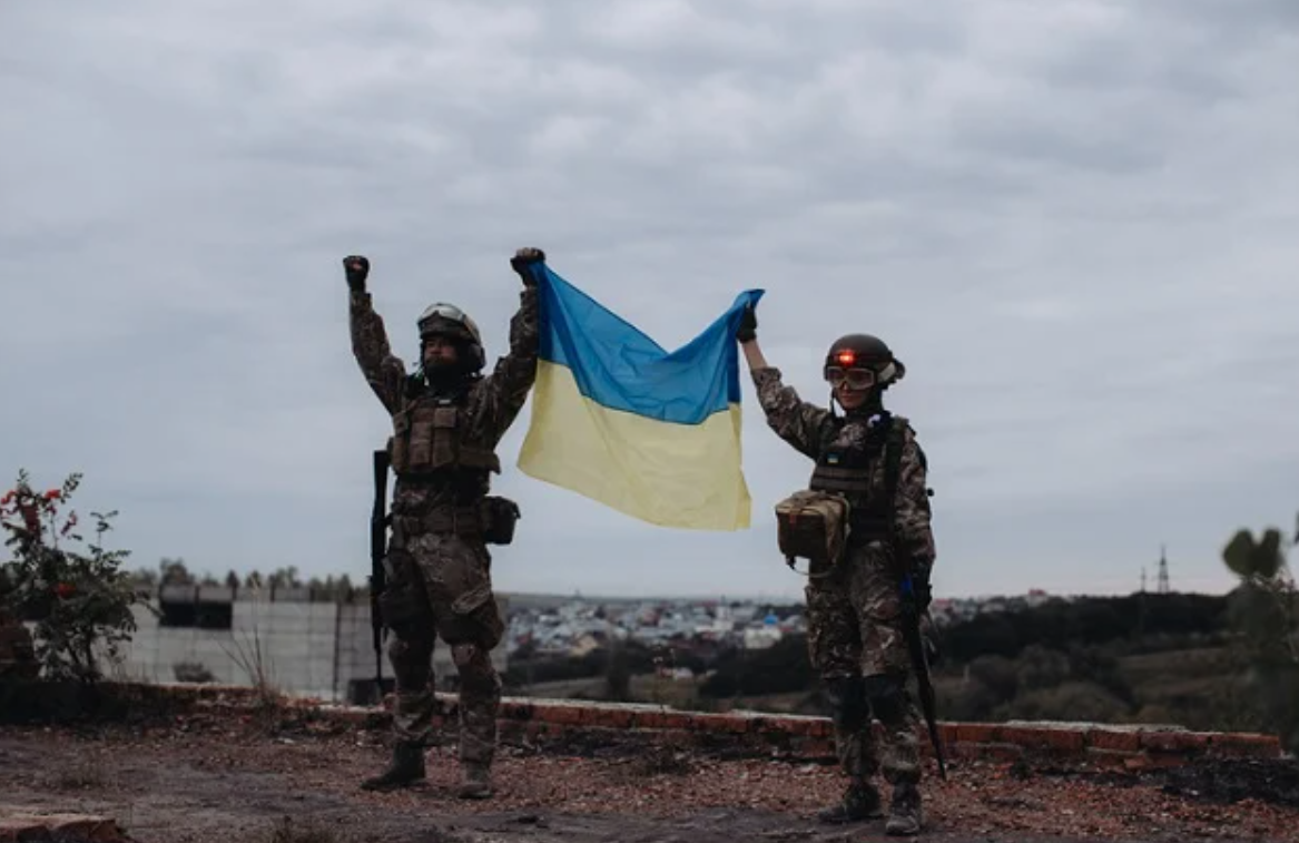 Военные, держащие в руках флаг Украины