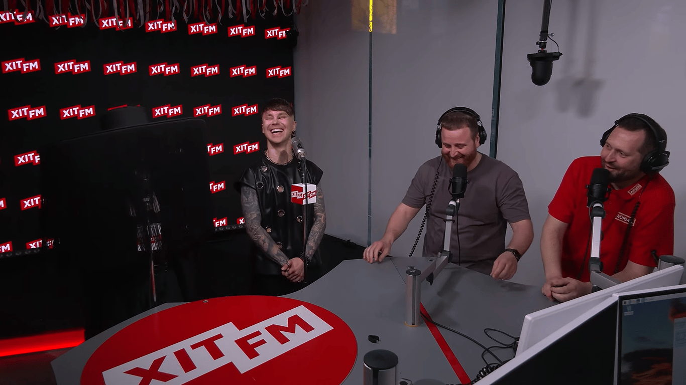 Анонимная певица Klavdia Petrivna и певец Артём Пивоваров. Фото: Хит FM