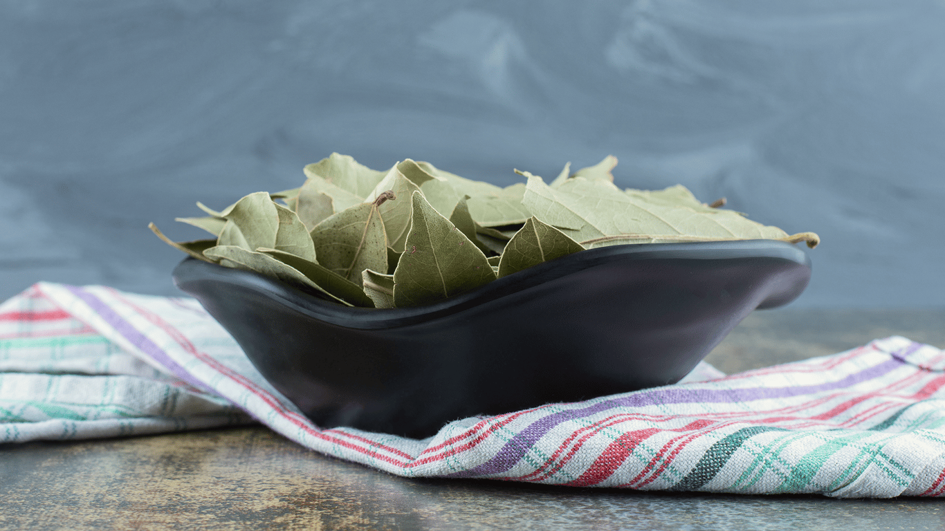 Для чого ставити лавровий лист у білизну