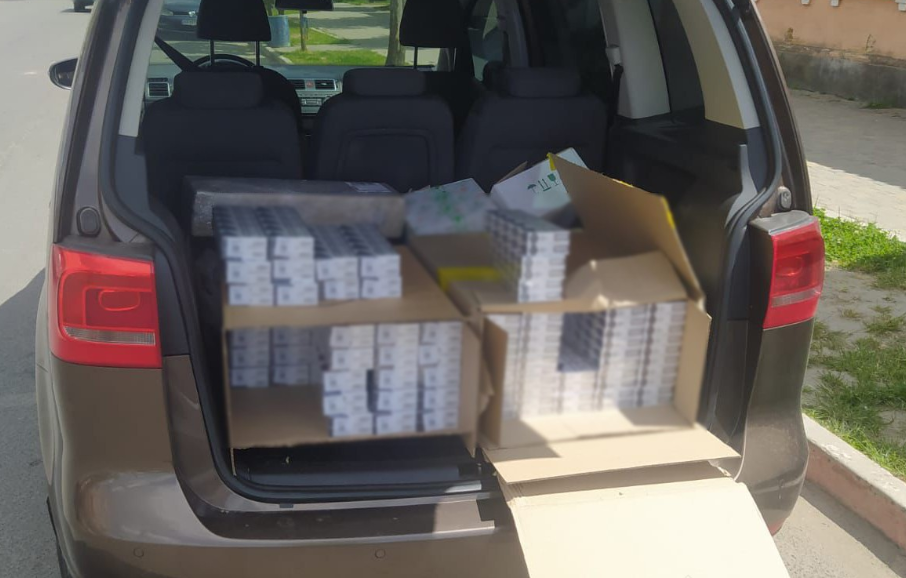 Перевозив контрабанду цигарок. 