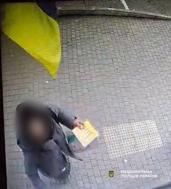 В Одесі жінка зірвала державний прапор