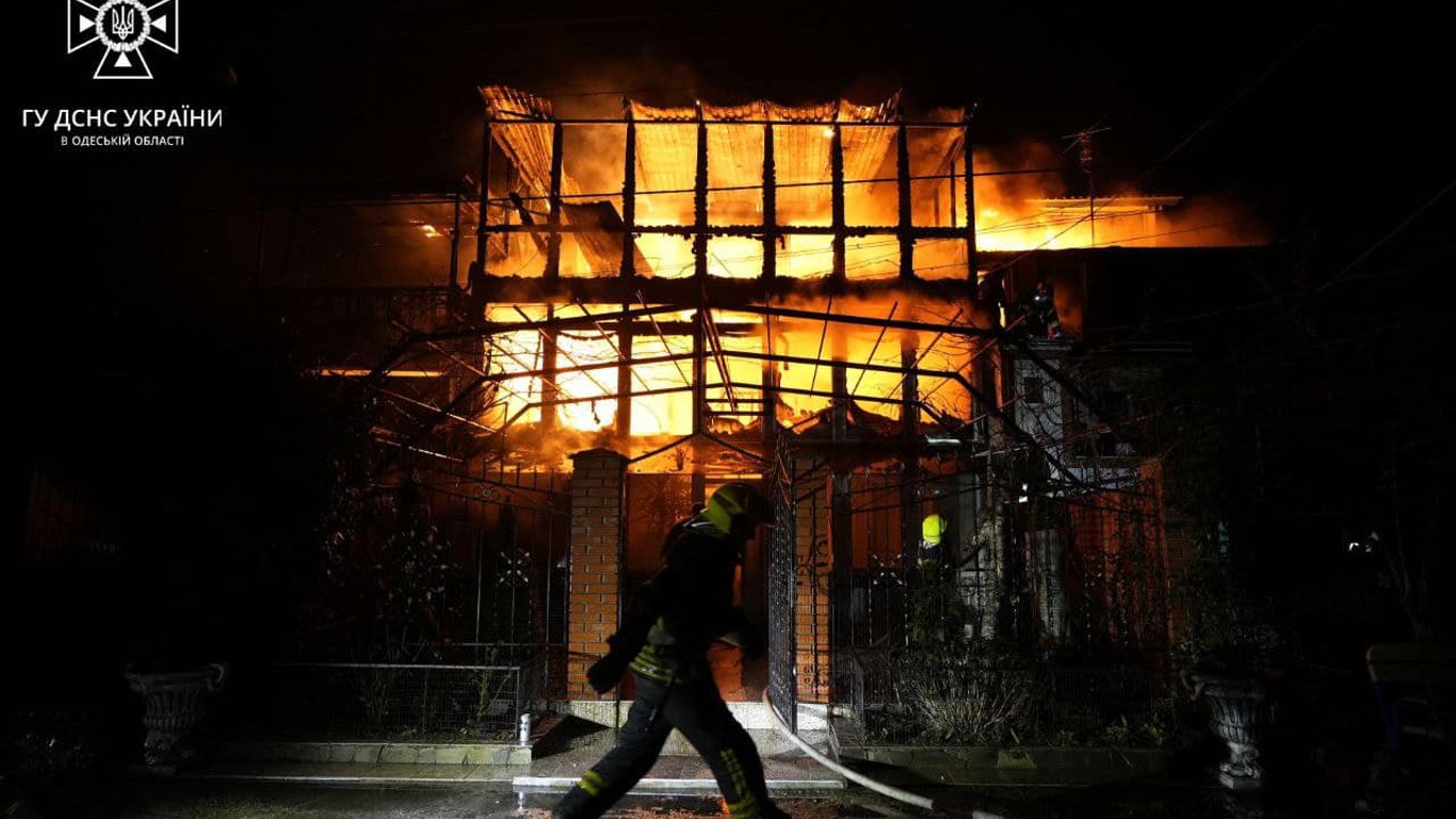 Масштабна пожежа на Одещині: полум'я охопило два приватні будинки