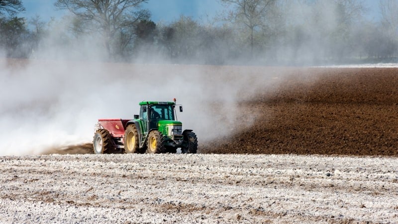 Процесс известкования почвы на поле